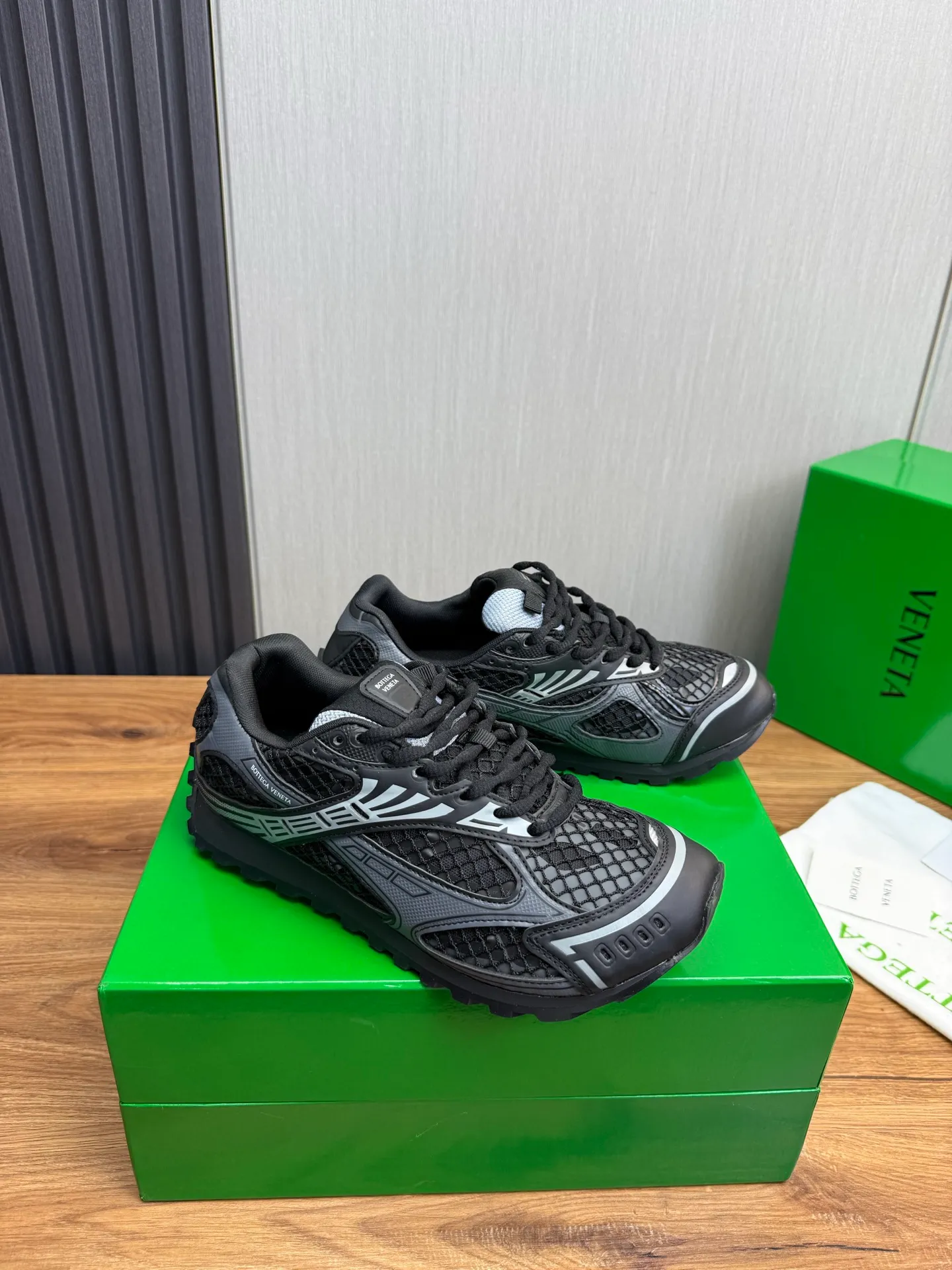 Men's men's shoes 💰620💰 BV top version 𝘽𝙊𝙏𝙏𝙀𝙂𝘼 𝙑𝙀𝙉𝙀𝙏𝘼 Orbit sneakers Wang Yibo same style couple style dad shoes 🩷💚 Runner sneakers, made of lightweight technical mesh fabric. Features a geometric patterned rubber outsole. Pay attention to the package craftsmanship ❕ High version shipping ❗️ Very nice, durable to play with and durable to make ✔️ Standard version 💯💯 The outsole is made of color-blocked TPU outsole. Women’s model 35-41 (40 41 customized) Men’s model 39-46 (45.46 customized) Equipped with original packaging